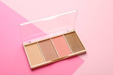 Pembe arka planda allık ve bronzlaştırıcılı güzel bir palet.