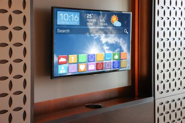 TV seti odada gösterilen simgelerle ve bilgilerle menüyü gösterir