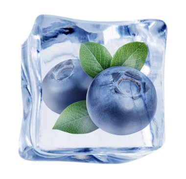 Beyaz arka planda olgun yaban mersini ve yeşil yapraklar buz küpünde