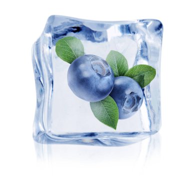 Beyaz arka planda olgun yaban mersini ve yeşil yapraklar buz küpünde