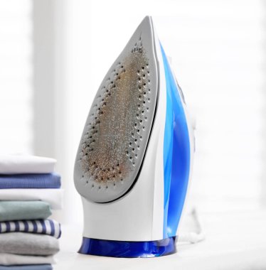 Kapalı alanda yanmış kalıntı ve ölçekli demir tabanlı giysiler.