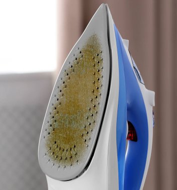 Kapalı alanda yanmış kalıntı ve ölçekli demir tabanlı giysiler.