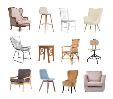 Beyazlara ayrılmış farklı sandalyeler, set. Mobilyalar şık.