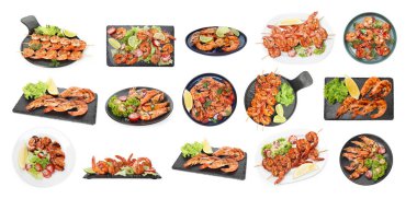 Beyazın üzerinde ızgara karides, hazır. Lezzetli deniz yemekleri.