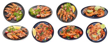 Beyazın üzerinde ızgara karides, hazır. Lezzetli deniz yemekleri.