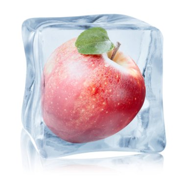 Buz küpünün içindeki taze kırmızı elma beyaza izole edilmiş.