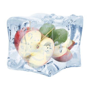 Buz küpünün içindeki taze kırmızı elmalar beyaza izole edilmiş.