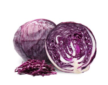 Taze kırmızı lahana beyaza izole edilmiş. Tam ve dilimlenmiş.