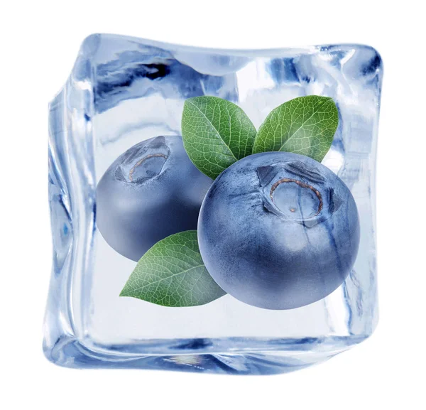 Beyaz arka planda olgun yaban mersini ve yeşil yapraklar buz küpünde