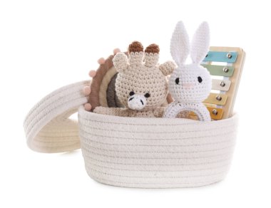 Hasır sepetteki farklı oyuncaklar beyaza izole edilmiş.