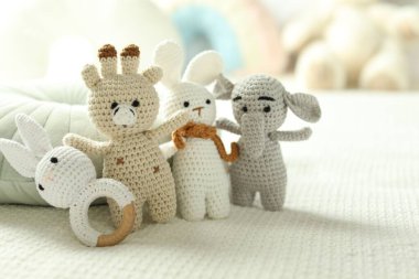 Yatakta farklı tatlı oyuncaklar, yakın çekim.