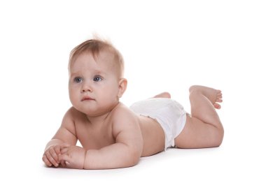 Beyaz arka planda bebek bezi takmış şirin bir bebek.