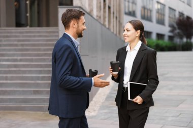 Paket kahve. Açık havada kağıt bardak içen iş adamları.