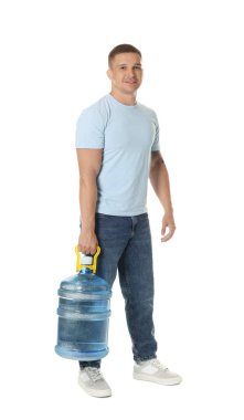 Beyaz arka planda soğuk su şişesiyle gülümseyen teslimatçı.