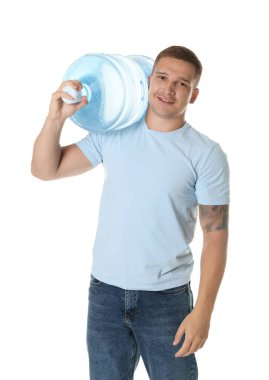 Beyaz arka planda soğuk su şişesiyle gülümseyen teslimatçı.