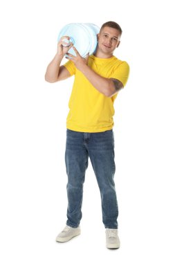 Beyaz arka planda soğuk su şişesiyle gülümseyen teslimatçı.