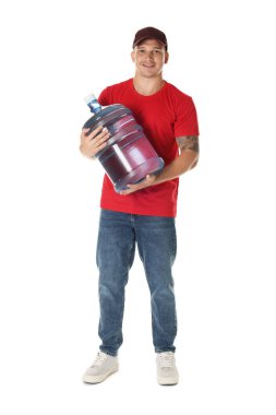 Beyaz arka planda soğuk su şişesiyle gülümseyen teslimatçı.