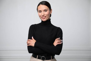 Beyaz duvarın yanında güzel bir kadın portresi