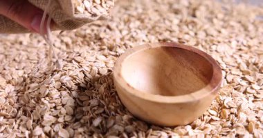 Yulaf ezmesini masaya döken kadın, yakın plan.