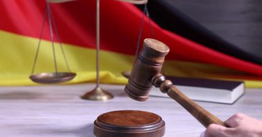 Almanya bayrağına karşı tahta masaya vuran kadın, yakın plan.