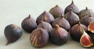 Gri desenli masada tüm incirleri kesip yakın plan. Kamera sağa hareket ediyor