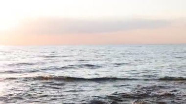 Güneşin doğuşundaki güzel deniz manzarası, sola hareket eden kamera.