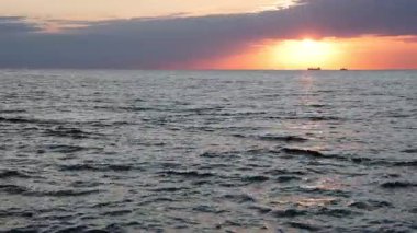 Güneşin doğuşundaki güzel deniz manzarası