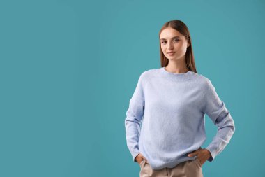 Mavi arka planda güzel bir kadının portresi. Metin için boşluk