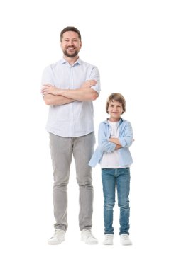Baba ve oğul beyaz arka plan üzerinde poz