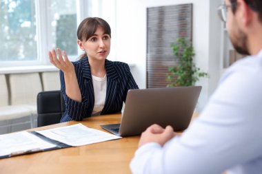 Ofiste müvekkil ile çalışan bir danışman. İş toplantısı