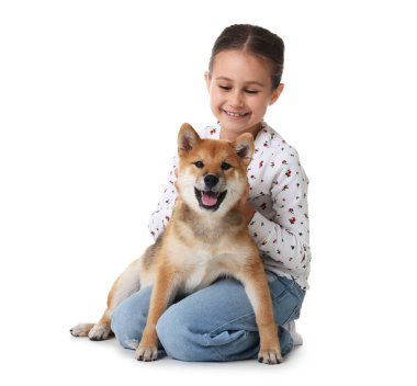 Beyaz arka planda köpeğiyle gülümseyen küçük bir kız. Çocuk ve hayvan