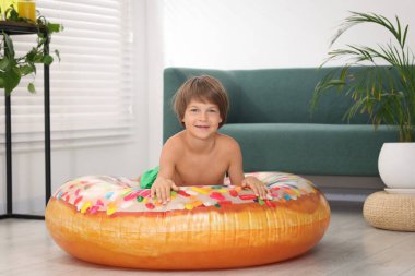 Denizde tatilin hayalini kuruyorum. Şişme halkalı küçük çocuk içeride.