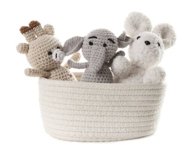 Hasır sepetteki farklı yumuşak oyuncaklar beyaza izole edilmiş.