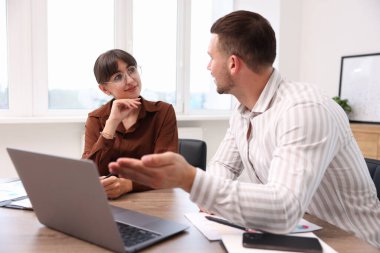 Ofiste müvekkil ile çalışan bir danışman. İş toplantısı