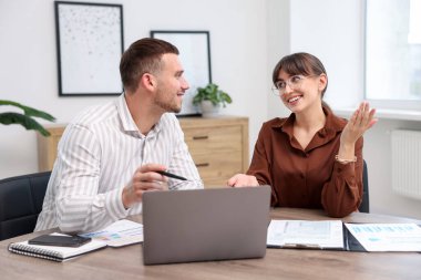 Ofiste müvekkil ile çalışan bir danışman. İş toplantısı