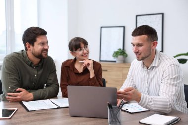 Ofiste iş danışmanıyla görüşen çift.