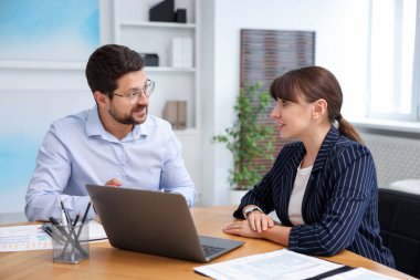 Ofiste müvekkil ile çalışan bir danışman. İş toplantısı