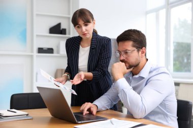 Ofiste müvekkil ile çalışan bir danışman. İş toplantısı