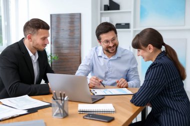 Ofiste iş danışmanıyla görüşen çift.