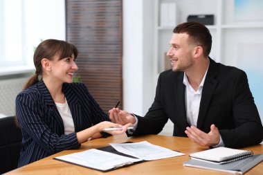 Ofiste müvekkil ile çalışan bir danışman. İş toplantısı