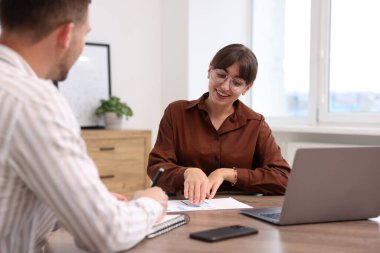 Ofiste müvekkil ile çalışan bir danışman. İş toplantısı