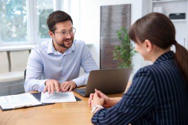 Ofiste müvekkil ile çalışan bir danışman. İş toplantısı