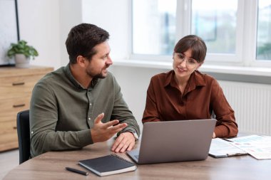 Ofiste müvekkil ile çalışan bir danışman. İş toplantısı
