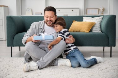 Babalar Günün kutlu olsun. Oğul babasına evde hediye veriyor.