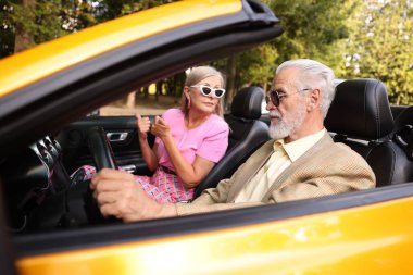 Üst düzey çift şehirde Cabriolet sürüşünün keyfini çıkarıyor, seçici odaklanma