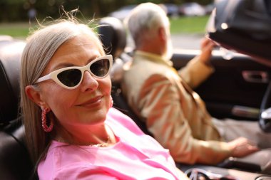 Üst düzey çift şehirde Cabriolet sürüşünün keyfini çıkarıyor, seçici odaklanma