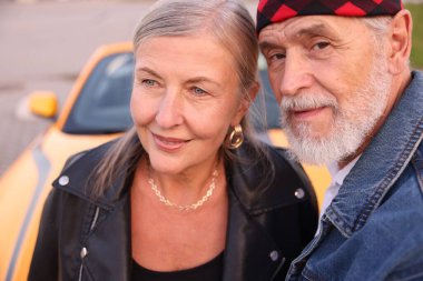 Modern Cabriolet yakınlarındaki şık yaşlı çift, yakın plan.