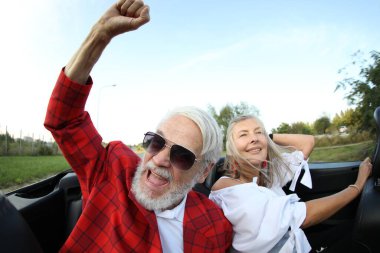 Üst düzey bir çift açık havada Cabriolet sürmekten hoşlanıyor, geniş açılı lens.