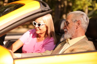 Üst düzey çift şehirde Cabriolet sürüşünün keyfini çıkarıyor, seçici odaklanma