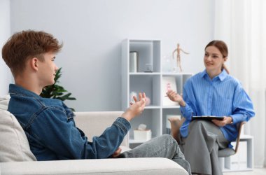 Ofiste genç bir çocukla çalışan profesyonel psikolog, seçici odaklanma